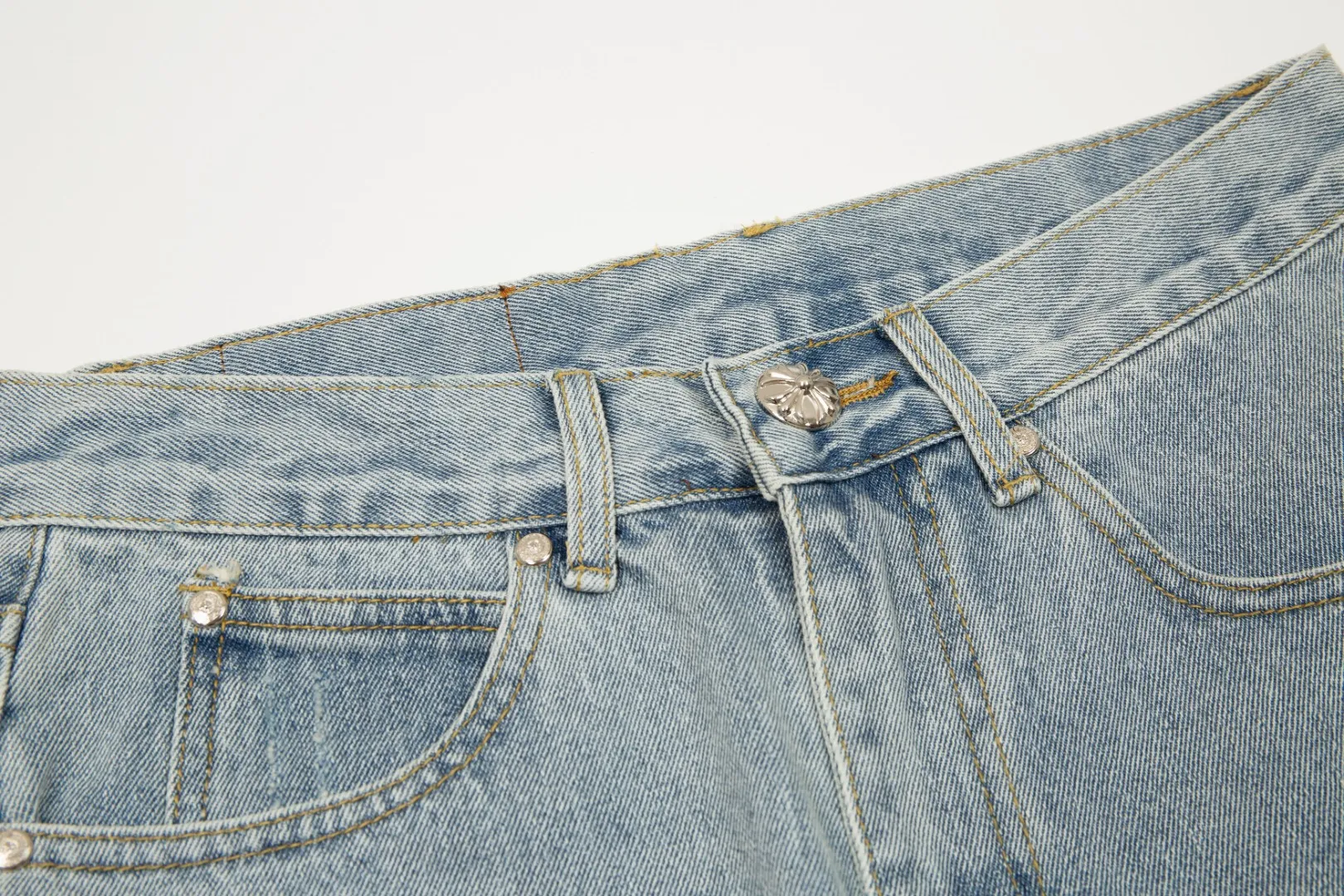 KE906#P230 The only correct leather label version on the market Chrome Hearts CH Cross embroidered distressed jeans Top ceiling quality 100% correct version The correct version is here!  Believe me this must be the best quality you will ever come across! ! Excellent value for money! !  Styles with different washes and textures are very friendly to people with thin legs and thick legs. The straight version is very flattering to the shape of the legs. The moderate length is timeless and easy to match. It is the basis of various styles and a must-have in the wardrobe! ! Add a little stacking to easily control the clean fit trend that has exploded this year. The fabric is stiff but also makes the upper body soft without losing texture. The sides and cuffs of some styles have a bone-wash effect. The vintage flavor pops up all at once. It’s really hard not to love it! ✅Correctly customize the Croxin metal leather label on the back panel. It is not sold directly with the cross on the finished jeans. 1:1 copying strives for excellence and the details are perfectly grasped. ✅The cross leather label is clear and smooth. Exquisite turning top craftsmanship. ✅Buttons, zippers and hardware are all customized versions of the Croxin LOGO. ✅High-cost washing process. Size: 28 30 32 34 36 (5 sizes)